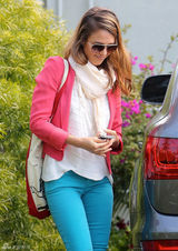 组图：杰西卡-阿尔芭街拍LOOK 撞色搭配抢眼