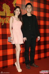 组图：黄小柔出嫁盼造人 穿低胸婚纱挽老公亮相