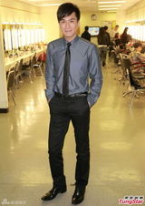 组图：马国明西装造型帅气亮相 与梁烈唯录节目