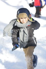 组图：《爸爸》爸爸们全副武装 冰天雪地劈木头