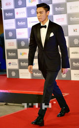 组图：釜山电影节开幕 TOP西装配小领结显帅气