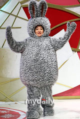 组图：裴瑟琪申智化身兔女郎主播性感宣传新节目