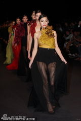 组图：张柏芝薄纱装爆奶走秀 T台姿态性感迷人