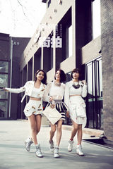 明星爱街拍：Dream Girls黑白配 诠释少女美梦