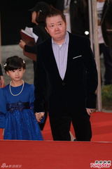 组图：文隽携小女孩走红毯 萝莉呆萌翘莲花指