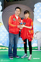 幻灯图：何韵诗宣传南非世界杯 不赞成出书讲梅姐