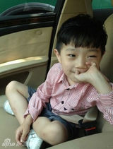 组图：华少爱子照片曝光 5岁米乐活泼可爱