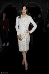 组图：高圆圆与斯内德米兰观秀 铆钉裙朋克十足