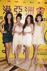 组图：温碧霞白抹胸裙性感捧场《微交少女》