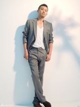 组图：王学兵杂志花絮照曝光 笑容和煦好男人