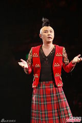 组图：张卫健鸡冠装表情搞怪 热吻巴两金