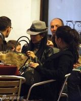 组图：黄奕上海现身心情愉悦 扮潮与同性密友逛街 