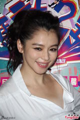 组图：徐若瑄简洁装扮亮相 紧身热裤秀长腿