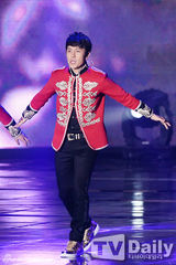 组图：神话出道16周年开唱 成员Andy登台致歉