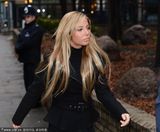 组图：英性感女星图丽莎涉毒案到庭 面色死灰