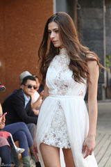 组图：李亚鹏等束河看秀力挺年轻设计师