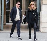 组图:40岁海蒂-克鲁姆搭27岁嫩草 牵手搭肩逛街