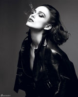 高清组图：英国女星凯拉-奈特莉登杂志封面红唇美艳