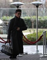 组图：吴奇隆穿长风衣现身 见跟拍不爽瞪镜头