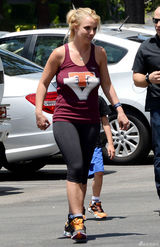 组图：布兰妮紧身运动裤现身街头 美臀紧翘浑圆