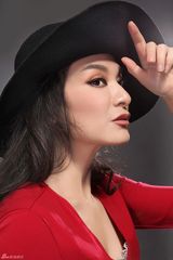 组图：阎青妤曝复古写真演绎风情女