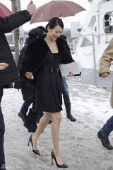 组图：章子怡巴黎寒冬秀美腿