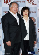 组图：韩国演员朱铉艺秀晶出席电影《偕老》首映