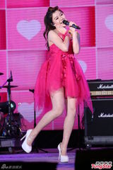 组图：罗志祥穿皮草露肩夜唱 歌迷嫌穿太多