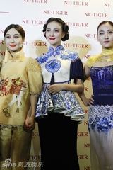 周楚楚抹胸长裙性感出挑 刘雨欣中国风抢眼(图)