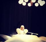 组图：LadyGaga天鹅白裙献唱白宫