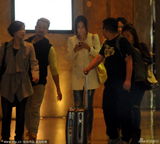 组图：张柏芝穿破洞仔裤外出 五人护驾星范十足