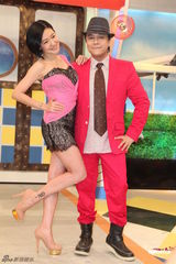 组图：小S产后复出主持《康熙来了》