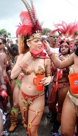 组图：蕾哈娜三点式上阵 遭粉丝背后大力抓奶