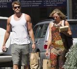 组图：小锤弟拍戏偷闲 不陪未婚妻陪老母