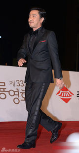 组图：演员柳承龙西装绅士胡茬彰显男人范儿