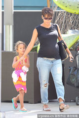 组图：哈利贝瑞挺肚逛街 爱女见镜头扮鬼脸