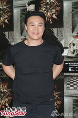 组图：陈奕迅开唱造型似黑山老妖 少说话多唱歌