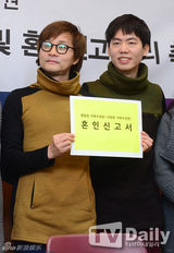 组图：韩导演与伴侣十指紧扣敦促同性婚姻合法