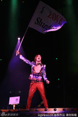 组图：张根硕开唱半裸露点 粉丝着比基尼狂欢