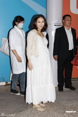 高清图：黎姿产后出院心情大好 女儿名字由老公决定