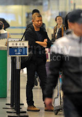 组图：姚晨曹郁甜蜜离京 潮装打扮默契同行