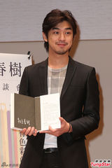 组图：陈柏霖黑色西装现身 脚穿雨靴造型混搭