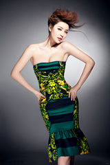 组图：人气主播嘉妮写真酥胸半裸秀性感