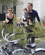 组图：小贝与好友结伴齐春游 变身奶爸享亲子乐