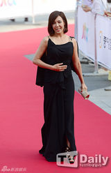 组图：少时Jessica挽SJ圭贤亮相音乐剧颁奖红毯