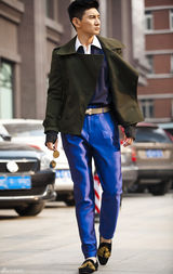 组图：吴奇隆春日“好色”出行 新街拍腔调十足