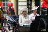 组图：女王携皇室亮相阅兵 凯特王妃大肚优雅