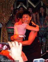 组图：莫少聪吸毒后走穴献唱 遭辣妹熊抱表情逗趣