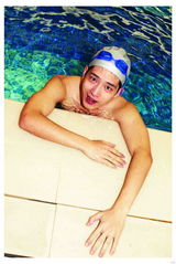 组图：井柏然写真大秀腹肌 举办握手会答谢粉丝