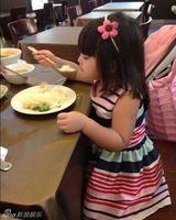 组图：Angela生活照宛若时装秀 超萌小妞爱发箍